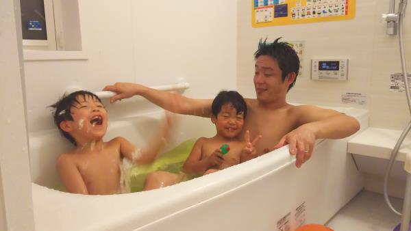 お父さんと男の子2人が一緒におふろに入っている写真