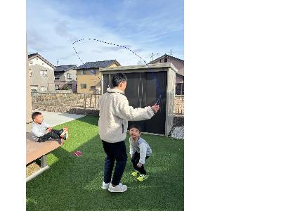 子供達と一緒に縄跳びをするお父さん