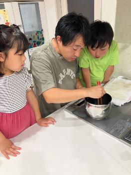 お父さんと男の子が仲良くゲームをしていることろ