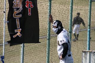 学童野球チームの応援をする愛の戦士ピースマン