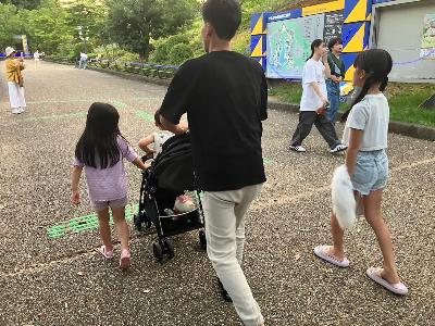 お父さんと子供たちが田植えをしている