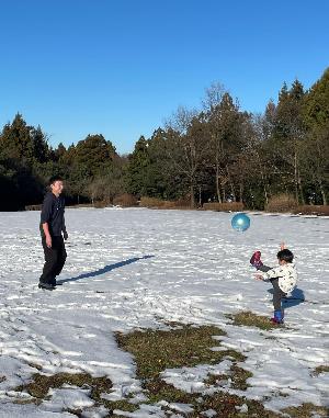 一緒にサッカーをしているパパ