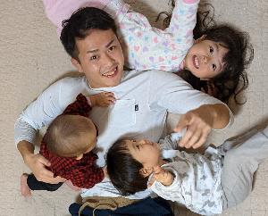 お父さんと子ども達が戯れているところ
