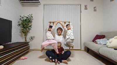 お父さんが持つ棒に子ども達がぶら下がって遊んでいる