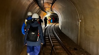 工事専用軌道を歩く特別な時間