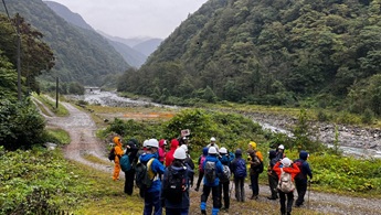 トンネルを抜け、常願寺川をさかのぼります