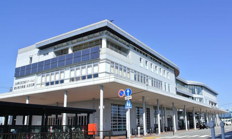公共施設と富山地方鉄道五百石駅が一体となった元気交流ステーション みらいぶの外観写真