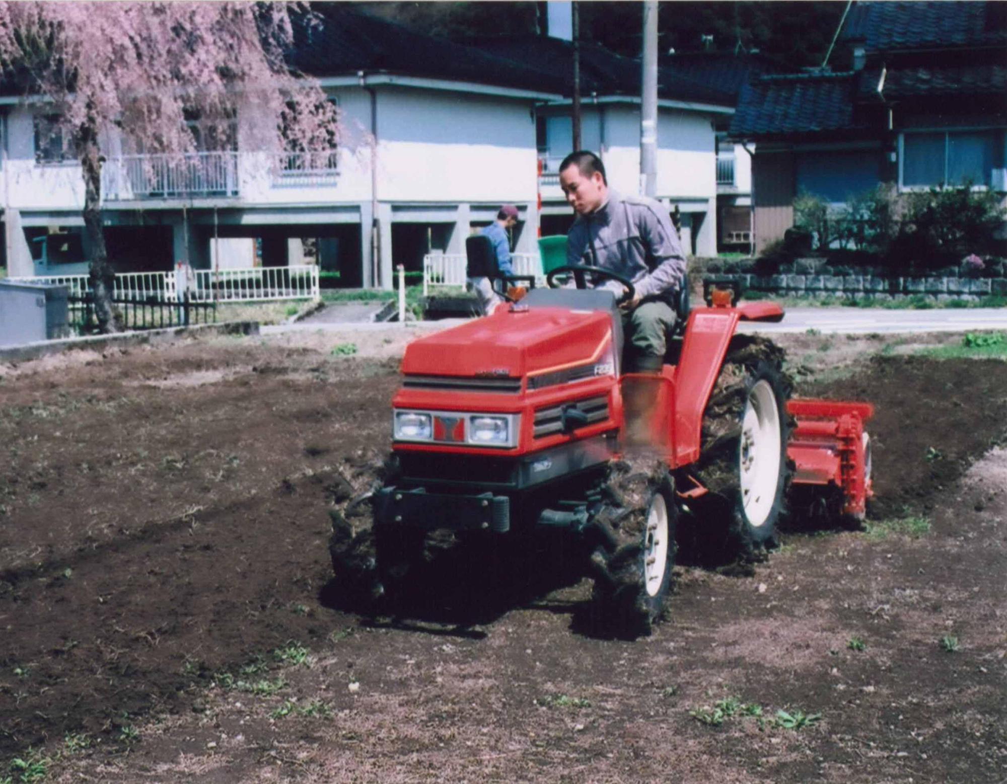 トラクターに乗り畑を耕している高瀬 大輔さんの写真