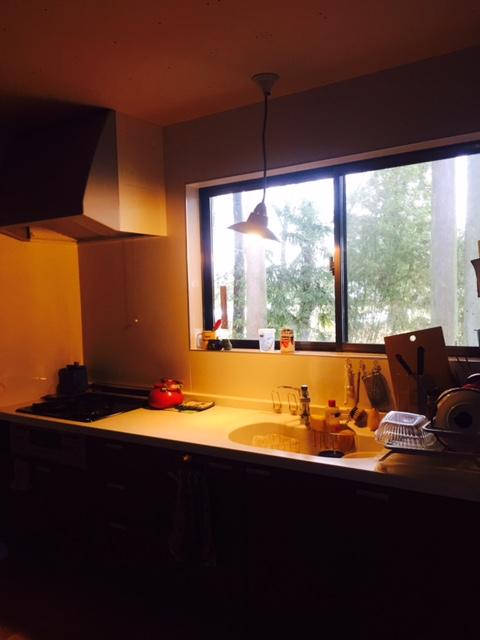 リフォームされて綺麗になったシンクとコンロのあるキッチンの写真