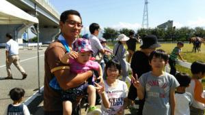お父さんが赤ちゃんを抱っこして子供達2人と一緒に写っている写真