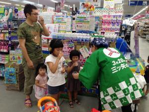 お父さんと子供達が店の中で試飲をしている写真