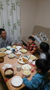 家族で食卓を囲んでいる写真