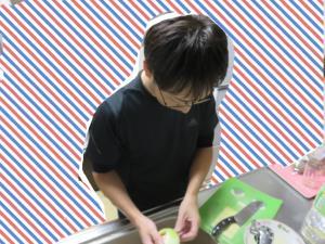 玉ねぎの皮をむいているお父さんの写真