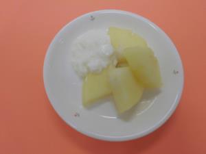 リンゴにヨーグルトが添えられ盛り付けてあるコンポート・ポンムの写真