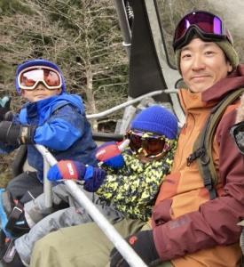 子供2人と一緒にリフトに乗っているお父さんの写真