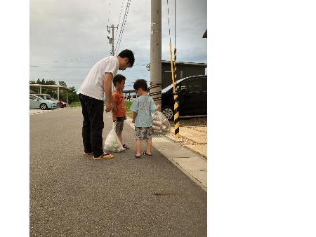 お父さんと一緒にゴミ出しをする子供達