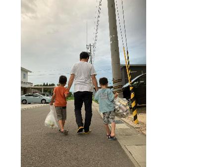 ゴミを一つずつ持って、お父さんと一緒にゴミ出しをする子供達