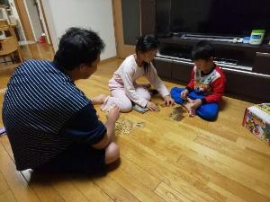 子ども達とトランプを楽しむお父さん