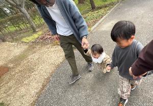 子ども達と散歩をしているお父さん