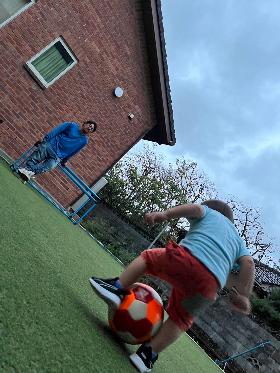 サッカーをしている親子