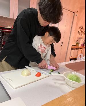 子ども達と一緒にお料理をしているお父さん