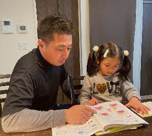 娘に勉強を教えているお父さん