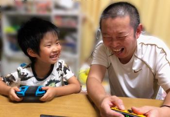 一緒にゲームをしてくれるパパ