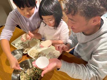 一緒にぎょうざを作るパパ
