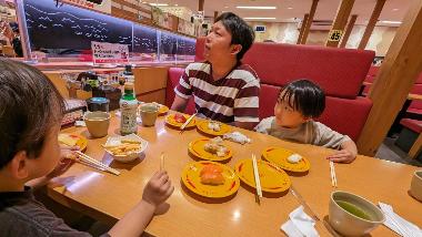 外食する親子