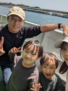 外出を楽しむ親子