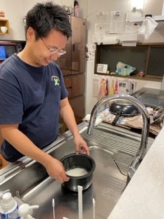 ご飯の準備をしてくれるパパ