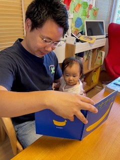 絵本を読んでくれるパパ