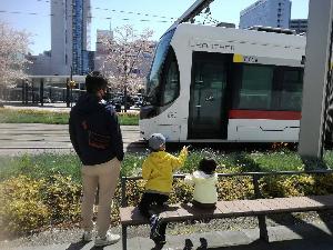 子どもの大好きな電車を見ているお父さんと子ども達