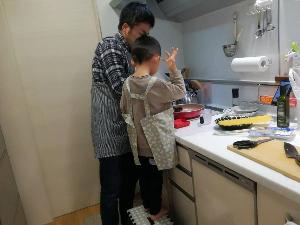 お父さんと息子が一緒に料理をしている