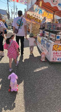 お祭りを楽しむ親子