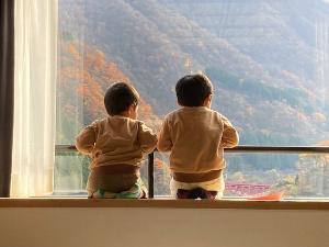 高台から仲良くお外を見ている兄弟