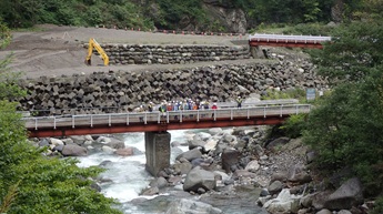 川に転がる石の大きさから、土石流の怖さが想像されます