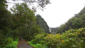 白岩砂防堰堤が姿を表します