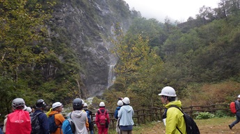 高さ108mの白岩砂防堰堤を見上げます