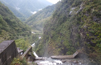 白岩砂防堰堤上部から下流を望む