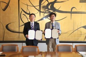 跡見学園女子大学の山田学長（左）と協定書を交わす舟橋町長（右）の写真