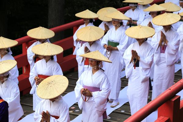 女人衆による橋渡り