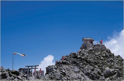 立山の主峰雄山の岩頭に雄山神社峰本社がある写真