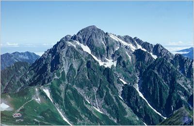 断崖に雪が薄っすらと残っている立山連峰の写真