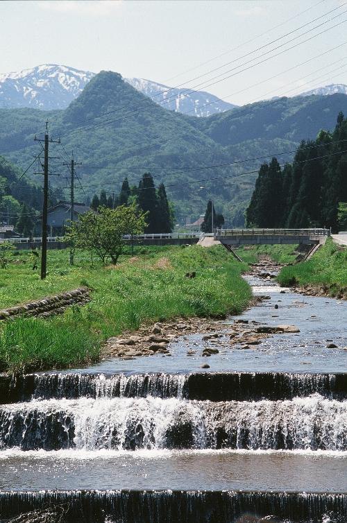 遠くから見た尖山画像